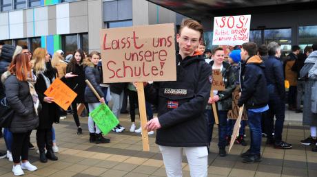 Schüler der Hermann-Schmid-Akademie haben am Montag gegen das Aus der Augsburger Privatschulen demonstriert.