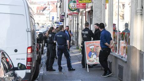 Kontrolle in der Wertachstraße: Die Polizei ging am Mittwoch von Imbiss zu Imbiss und überprüfte, ob die Corona-Regeln eingehalten werden. 	