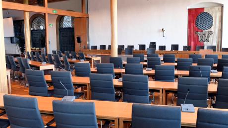 Der Sitzungssaal im Oberen Fletz des Augsburger Rathauses. Normalerweise sitzen die 60 Stadträte dort eng nebeneinander. In Zeiten der Corona-Krise geht das nicht.	