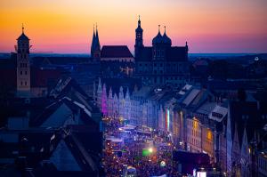 So kennt man die Sommernächte in Augsburg. Ende Juni findet das Stadtfest nach einer dreijährigen Pause wieder statt. 