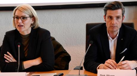 Krisenmanager und Konkurrenten: Eva Weber (CSU) und Dirk Wurm (SPD) bei einer ersten Pressekonferenz Mitte März zur Coronakrise.  	