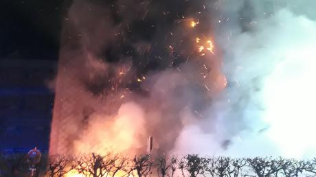 Großbrand in Haunstetten: Ein Wohnhaus ging in der Nacht auf Montag in Flammen auf. 	 	