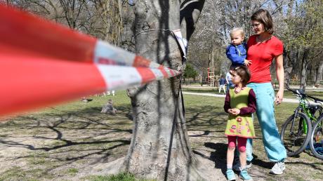 Tina Roth, ihr Mann und ihre Kinder verbringen die Zeit  gerne im Park - unter Wahrung der Corona-Regeln. Dass nun die Wiesen gesperrt wurden, kritisiert nicht nur diese Augsburger Familie. 	 	
