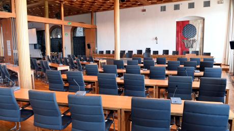 Auf diesen Plätzen sollen bald die neuen Augsburger Stadträte Platz nehmen. Das Gremium umfasst 60 Sitze, mehr als die Hälfte der bisherigen Mitglieder scheidet mit Ablauf der Amtsperiode aus.