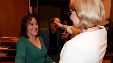 Ein schwarz-grünes Bündnis mit zwei Frauen an der Spitze: die neue Oberbürgermeisterin Eva Weber (CSU, rechts) und Martina Wild von den Grünen, die künftig zweite Bürgermeisterin sein wird. Das Bild entstand am Abend der Kommunalwahl im Rathaus. 	