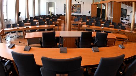Wer sitzt künftig hier: die Referentenbank im Sitzungssaal des Augsburger Rathauses. 	