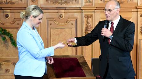 Oberbürgermeister Kurt Gribl übergibt den symbolischen Rathausschlüssel am Donnerstagnachmittag im Rathaus an seine Nachfolgerin Eva Weber.  	