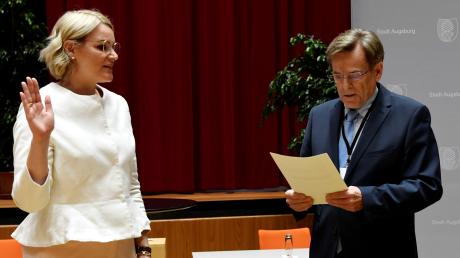 Augsburgs neue Oberbürgermeisterin Eva Weber (CSU) legt den Amtseid ab. Bernd Kränzle als dienstältester Stadtrat leitete die Amtseinsetzung.