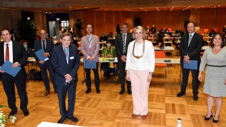 Oberbürgermeisterin Eva Weber (CSU) ist am Montag in ihrem neuen Amt vereidigt worden. Als zweite Bürgermeisterin steht ihr Martina Wild (Grüne, rechts) zur Seite, dritter Bürgermeister ist auf ehrenamtlicher Basis Bernd Kränzle (CSU).