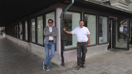 Szenegastronom Harry Winderl (links) präsentiert mit Heino Steinkehr ein neues Konzept für den Laden am Perlachturm. 	
