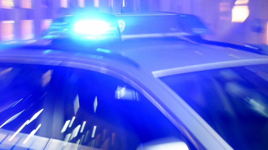 Drei junge Rollerfahrer wurden in der Ulmer Straße von einem Mercedes gestoppt und von den Insassen verprügelt. Der Fall wurde nun vor einem Augsburger Jugendschöffengericht aufgerollt. Er endete mit einem Freispruch.