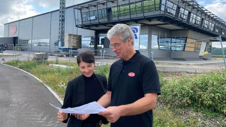Susanne Massari und Udo Massari vor dem Neubau der Firma Castro am Augsburger Flughafen.