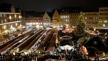 So wird es 2021 im Advent auf dem Augsburger Rathausplatz nicht aussehen. Es gibt deutlich weniger Glühweinstände. Nun hat das Los entschieden, welche Betreiber zum Zug kommen.