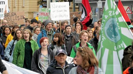Tausende Augsburger gingen im Jahr 2020 beim weltweiten Klimastreik auf die Straße. Eine Befragung zeigt: Viele junge Leute sehen "Fridays für Future" kritisch".