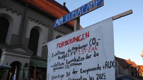 Die Aktivisten des Augsburger Klimacamps fordern von der Stadt mehr Anstrengungen im Kampf gegen die Klimakrise. Seit Anfang Juli campen sie deshalb neben dem Rathaus. 