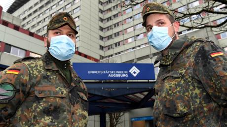 Die Augsburger Uniklinik wird derzeit von Soldaten unterstützt - mit dabei sind Oberstabsgefreiter Markus Vilcu (links) und Hauptfeldwebel Christoph Blank. Die Lage im Gesundheitssektor ist angespannt.