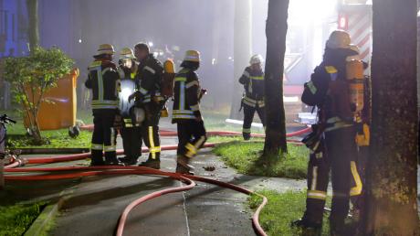 44 Einsatzkräfte der Berufsfeuerwehr Augsburg und der Freiwilligen Feuerwehr Pfersee waren zu dem Brand im Textilviertel ausgerückt.
