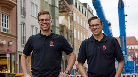 Florian Sellmeir (links) und Konstantin Theiner arbeiten ehrenamtlich bei der Freiwilligen Feuerwehr Pfersee. Der Einsatz beim Großbrand in der Karolinenstraße war für sie eine neue Erfahrung.