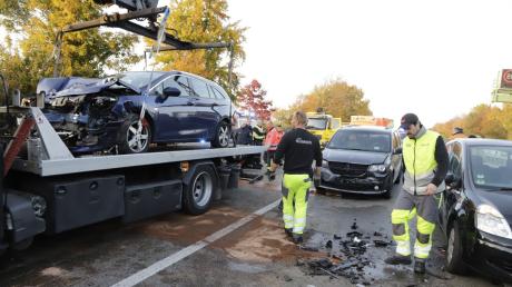 Auf der B17 in Augsburg hat sich zwischen WWK-Arena und Inningen ein Unfall mit mehreren Fahrzeugen ereignet. 