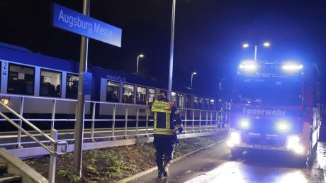 Zu einem Feuerwehreinsatz kam es am Donnerstagabend in Augsburg an der Bahnhaltestelle Messe.
