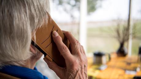 Eine 70-Jährige fiel in Augsburg auf einen Telefonbetrug herein. Sie verlor mehr als 40.000 Euro.   