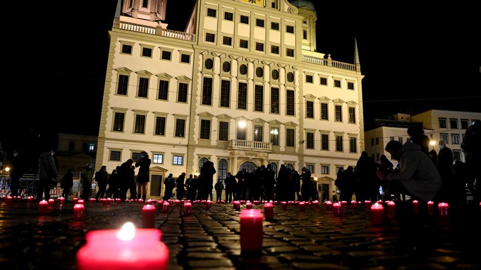 Für jeden Toten, für jede Tote brannte eine Kerze. Montagabend wurde auf dem Rathausplatz den Verstorbenen der Corona-Pandemie gedacht.