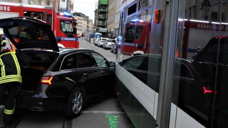 Eine Straßenbahn und ein Auto waren im Kreuzungsbereich der Karolinenstraße in einen Unfall verwickelt.