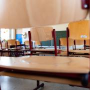 Ein Lateinlehrer wurde in Augsburg zu einer Haftstrafe auf Bewährung verurteilt. Er hatte Sex mit einer 14-jährigen Schülerin.