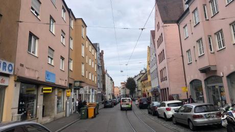 Vor einer Bar in der Augsburger Jakoberstraße war es am Wochenende zu einem Streit gekommen. Ein 22-Jähriger stach mit dem Messer zu. 