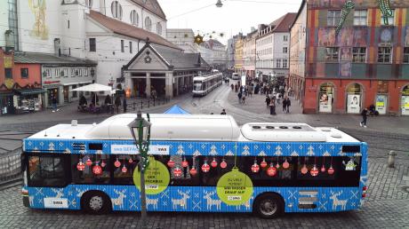 In diesem Jahr können wieder die Weihnachtseinkäufe im swa-Gepäckbus am Merkurbrunnen am Moritzplatz kostenlos zwischengelagert werden. (Archivbild)