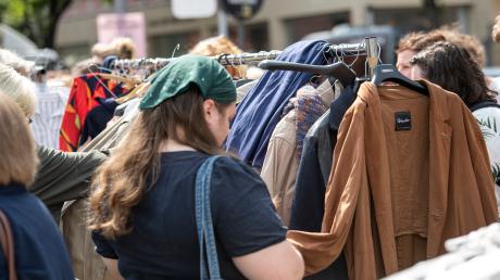 Auf Flohmärkten kann man günstige Kleidung finden. Ein 34-Jähriger wollte in Augsburg mit gefälschten Markenklamotten einen Reibach machen.