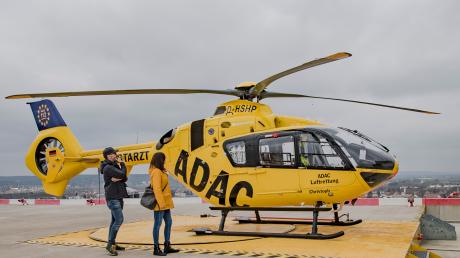 Gäste von Augsburg Open sehen sich den Hubschrauberlandeplatz beim Uniklinikum an. Bei der Veranstaltung werden einmalige Blicke hinter die Kulissen angeboten. 