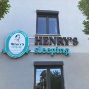 An der Lechbrücke in Augsburg-Hochzoll eröffnet im Juni 2023 das Hostel "Henry's Sleeping".