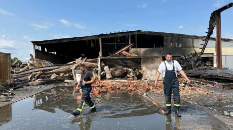 Nach ersten Schätzungen der Polizei hat der Großbrand in Inningen einen Schaden von mindestens zwei Millionen Euro angerichtet.