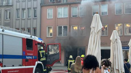 In einem Gastronomie-Betrieb am Rathausplatz ist am Donnerstagnachmittag ein Feuer ausgebrochen. Die Feuerwehr war schnell am Ort des Geschehens.