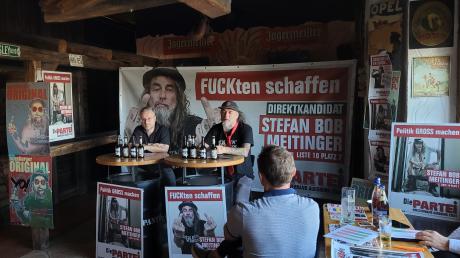 Der Augsburger Gastronom Stefan "Bob" Meitinger (Mitte) kandidiert bei der anstehenden Landtagswahl für "Die Partei". Die Grenzen zwischen Spaß und Ernst verschwimmen dabei.