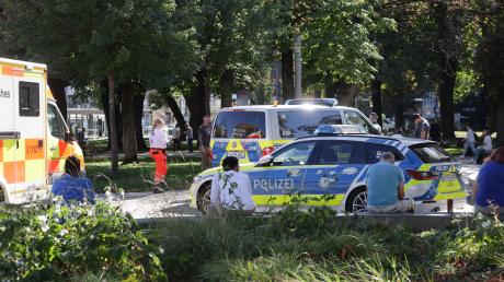 Ein Polizeieinsatz am Augsburger Königsplatz erregte am Mittwochnachmittag Aufmerksamkeit.