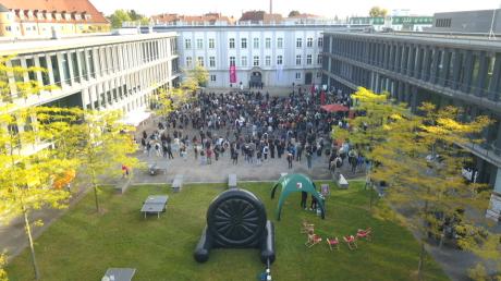 Die neuen Studierenden der Technischen Hochschule Augsburg wurden auf dem Campus am Roten Tor offiziell begrüßt.  