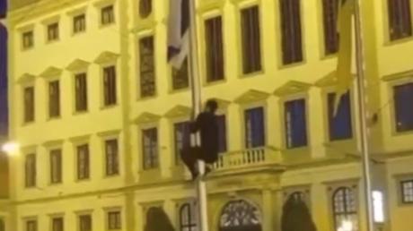 Der junge Mann kletterte im Oktober vergangenen Jahres am Augsburger Rathausplatz den Masten empor und riss die Israel-Flagge herunter.