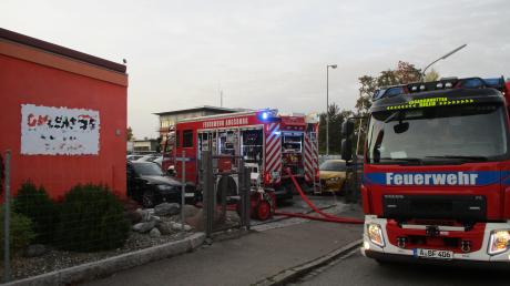 Mehrere Feuerwehren rückten am späten Montagnachmittag zu einem Brand in einer Auto-Werkstatt in Augsburg-Oberhausen aus.
