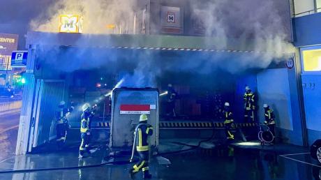 Die Berufsfeuerwehr Augsburg wurde zu einem Containerbrand in der Nähe des Hauptbahnhofs gerufen.