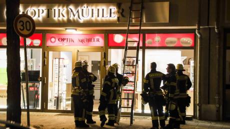 Die Leuchtreklame eines Geschäfts in Augsburg-Pfersee begann zu brennen.