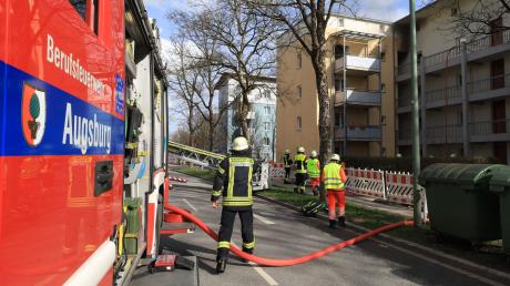 Die Berufsfeuerwehr Augsburg und die Freiwillige Feuerwehr Haunstetten rückten zu einem Brand im Herrenbach aus.