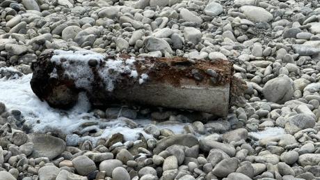 Eine Phosphorbombe aus dem Zweiten Weltkrieg wurde auf einer Kiesbank am Lech gefunden.