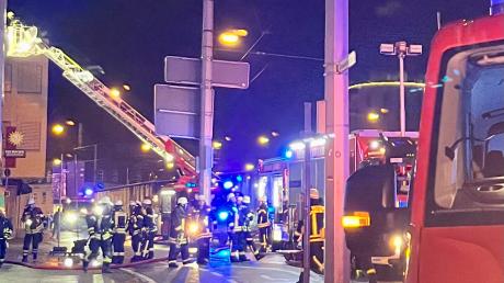 Wegen des Feuerwehreinsatzes in Oberhausen in der Nacht auf Donnerstag war der Bereich an der Wertachbrücke gesperrt.