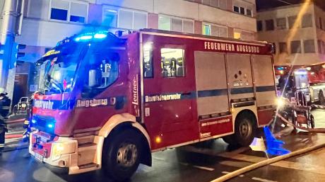 Zu einem dramatischen Rettungseinsatz kam es bei einem Brand in einem Mehrfamilienhaus in Augsburg-Oberhausen.