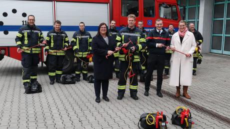 Sandra Peetz-Rauch (Vorstandsvorsitzende Stadtsparkasse Augsburg; Mitte) übergibt 12.000 Euro als Spende an die Freiwilligen Feuerwehren Augsburg.