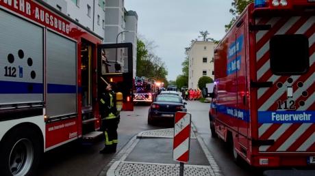 Die Berufsfeuerwehr Augsburg wurde zu einem Brand in einem Mehrfamilienhaus im Hochfeld gerufen.