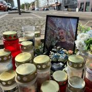 Kerzen, Blumen und ein Foto erinnern an den 36-Jährigen, der in Hochzoll von einer Tram erfasst und tödlich verletzt worden ist.