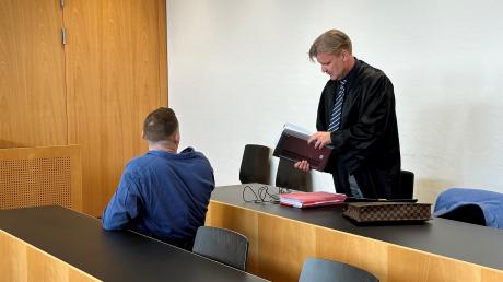 Der Angeklagte, hier mit seinem Verteidiger Michael Weiss, soll Mitglied einer Schockanrufer-Bande sein. Der 27-Jährige muss sich seit Donnerstag vor dem Augsburger Landgericht verantworten.